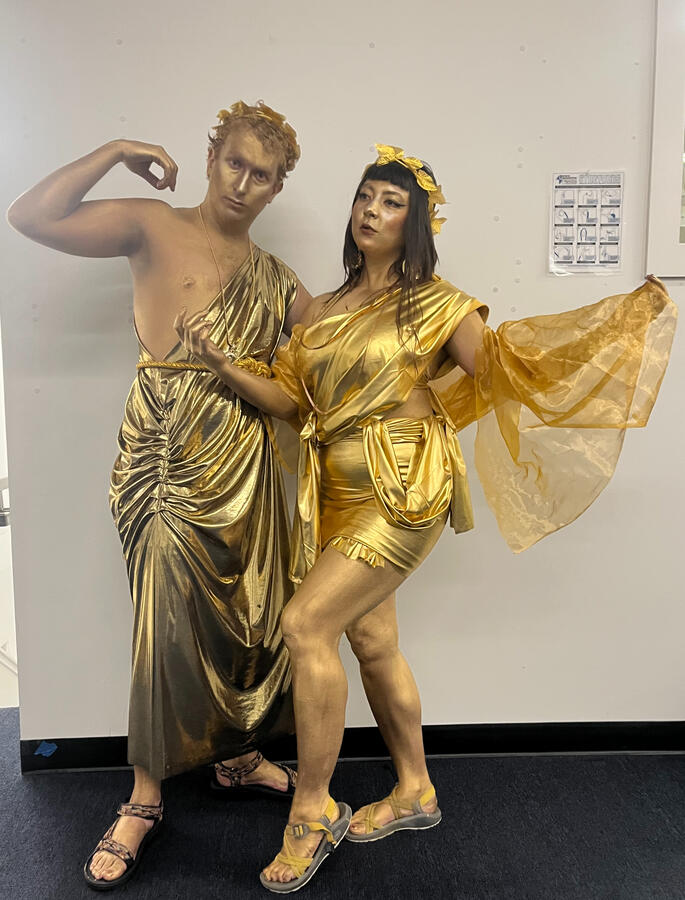 Sarnow and Samantha Alexa as gold statues as event entertainers